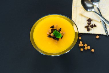Mango panna cotta