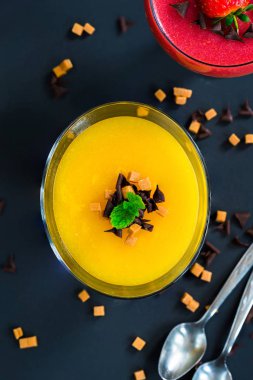 Mango ve çilek panna cotta