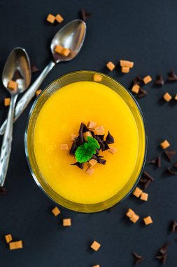 Mango panna cotta