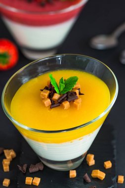 Mango ve çilek panna cotta