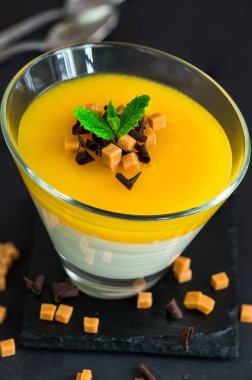 Mango panna cotta