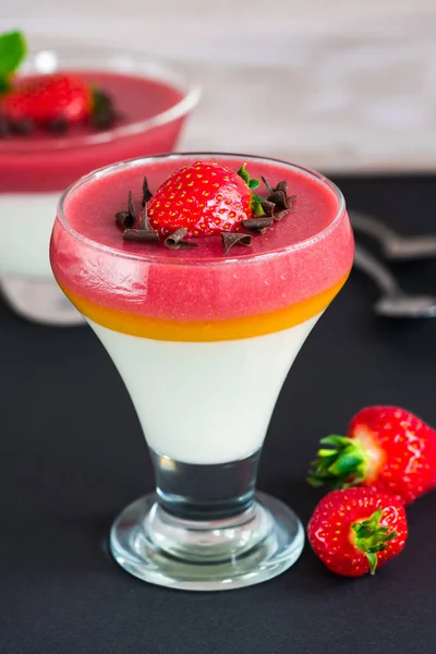 Morango e manga panna cotta — Fotografia de Stock