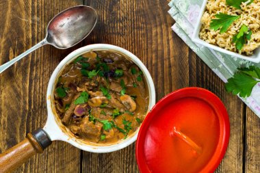 Sığır eti ve mantar Strogonoff pirinç