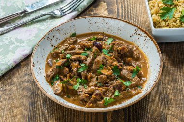 Sığır eti ve mantar Strogonoff pirinç