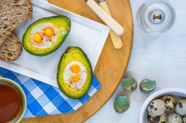 Bıldırcın yumurtası ile pişmiş avokado