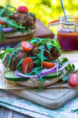 Türk usulü kuzu köfte pide ekmek üzerinde