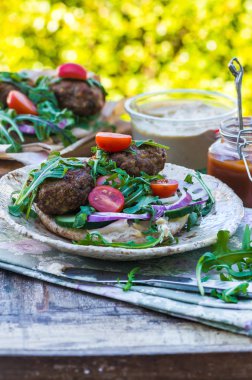 Türk usulü kuzu köfte pide ekmek üzerinde