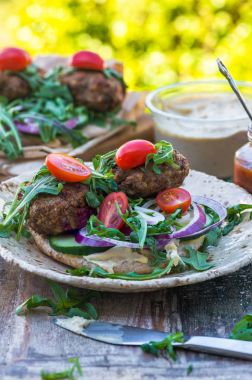 Türk usulü kuzu köfte pide ekmek üzerinde