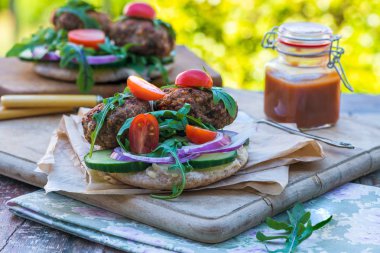 Türk usulü kuzu köfte pide ekmek üzerinde