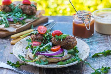 Türk usulü kuzu köfte pide ekmek üzerinde