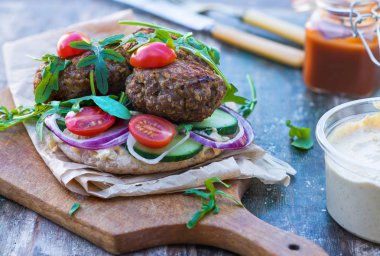 Türk usulü kuzu köfte pide ekmek üzerinde