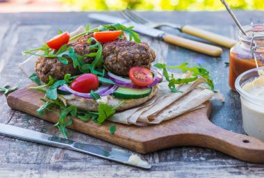 Türk usulü kuzu köfte pide ekmek üzerinde