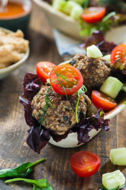 Akdeniz sığır eti köfte salata taco kabuklarında