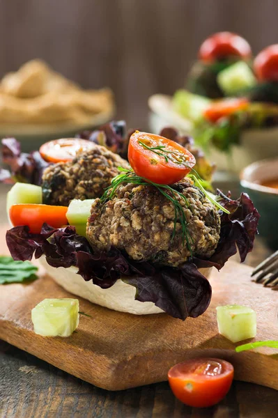 Almôndegas de carne de vaca mediterrânea com salada em conchas de taco — Fotografia de Stock