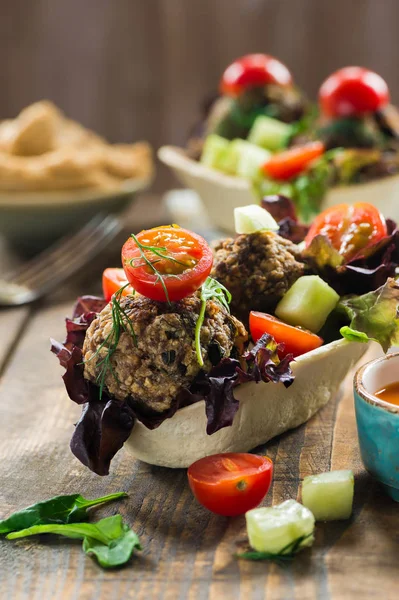 Carne de vită mediteraneană cu salată în coji de taco — Fotografie, imagine de stoc
