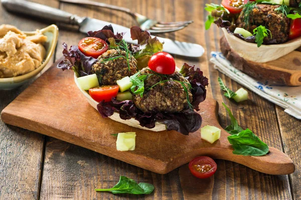 Mediterrane Fleischbällchen mit Salat in Taco-Schalen — Stockfoto