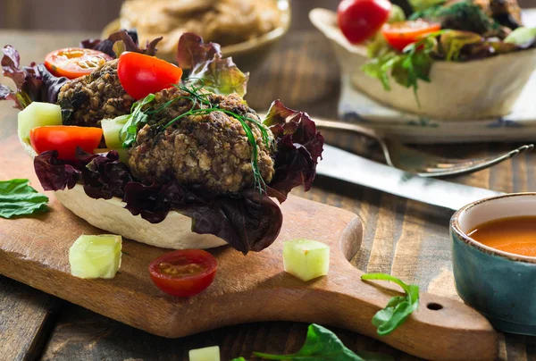 Almôndegas de carne de vaca mediterrânea com salada em conchas de taco — Fotografia de Stock