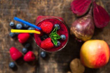 Pancar, apple, zencefil ve çilek güler yüzlü