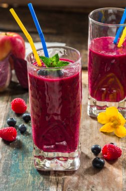 Pancar, apple, zencefil ve çilek güler yüzlü