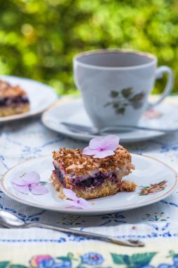 Blackcurrant Hindistan cevizi dilimi çay ile