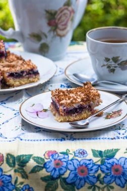 Blackcurrant Hindistan cevizi dilimi çay ile