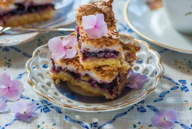 Blackcurrant Hindistan cevizi dilimi çay ile