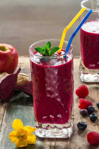 Rödbetor, äpple, ingefära och bär smoothie — Stockfoto