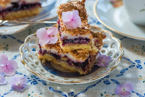 Blackcurrant Hindistan cevizi dilimi çay ile