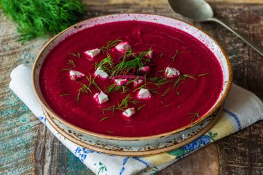 Beyaz peynir ve taze dereotu ile pancar çorbası