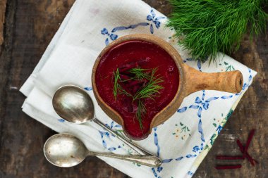 Taze dereotu ile süslenmiş pancar çorbası