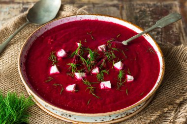 Beyaz peynir ve taze dereotu ile pancar çorbası