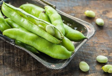 Taze geniş fasulye bakla - closeup seçici odak ile