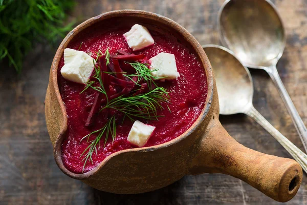 Beyaz peynir ve taze dereotu ile pancar çorbası