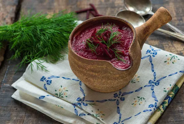 Beetroot soup garnished with fresh dill — 图库照片