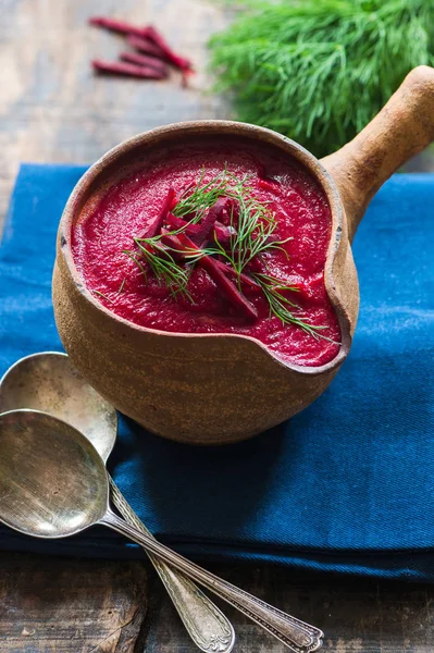 Sopa de beterraba decorada com endro fresco — Fotografia de Stock