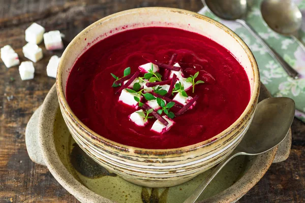 Sopa de beterraba com queijo feta e tomilho fresco — Fotografia de Stock