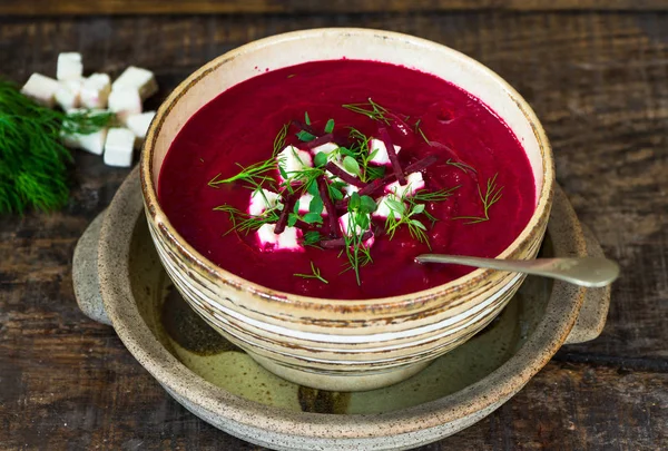 Sopa de beterraba com queijo feta, endro fresco e tomilho — Fotografia de Stock