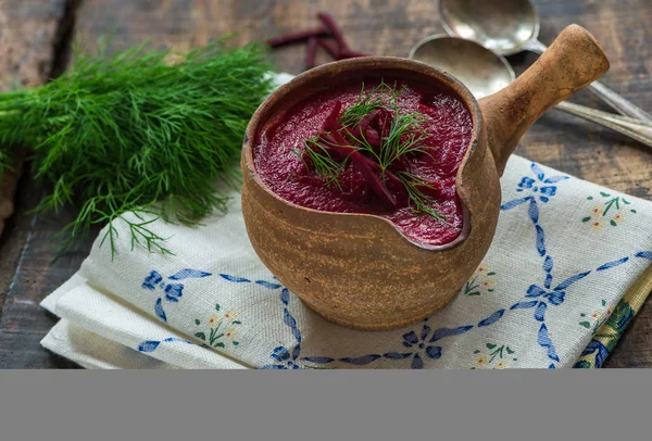 Beetroot soup garnished with fresh dill — 图库照片