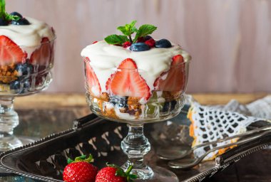 Çilek meyve salatası tatlım yoğurt ile