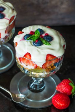 Çilek meyve salatası tatlım yoğurt ile