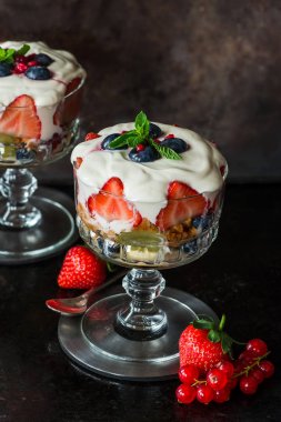 Çilek meyve salatası tatlım yoğurt ile