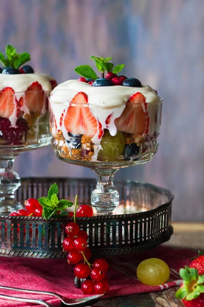 Çilek meyve salatası tatlım yoğurt ile