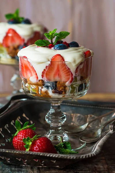 Salada de morango com iogurte de mel — Fotografia de Stock
