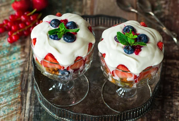 Çilek meyve salatası tatlım yoğurt ile