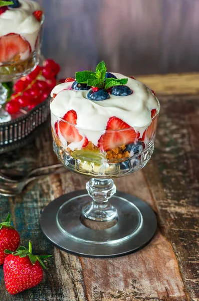 Strawberry fruktsallad med honung yoghurt — Stockfoto
