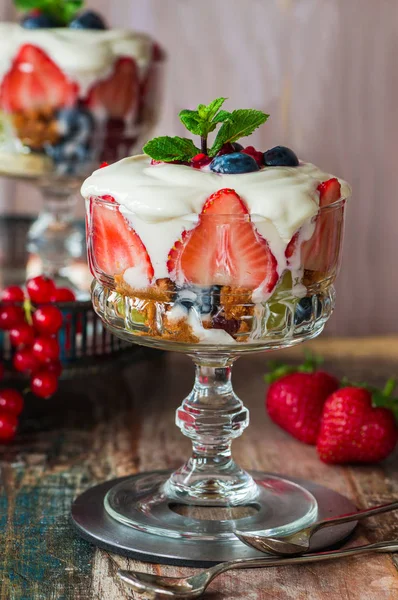 Çilek meyve salatası tatlım yoğurt ile — Stok fotoğraf