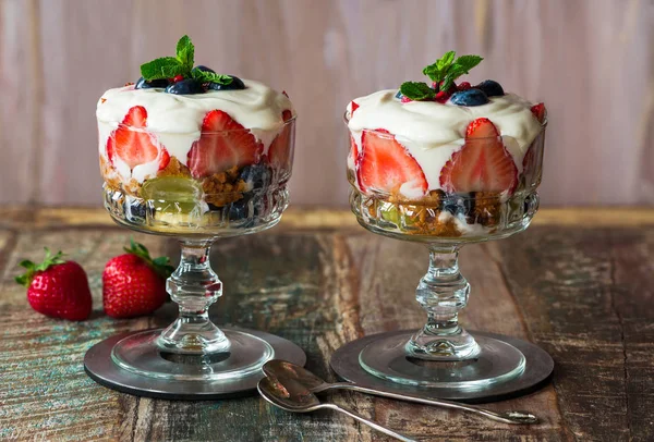 Çilek meyve salatası tatlım yoğurt ile