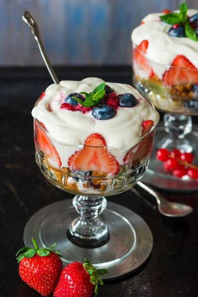 Çilek meyve salatası tatlım yoğurt ile