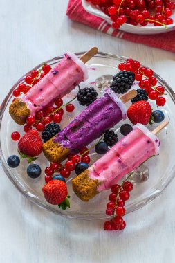 Donmuş berry ve zencefil somun yoğurt lolly çıkar