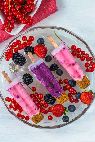 Frozen berry and ginger nut yogurt lolly pops — Stock Photo, Image